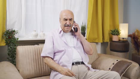 Anciano-Hablando-Por-Teléfono-Discutiendo.